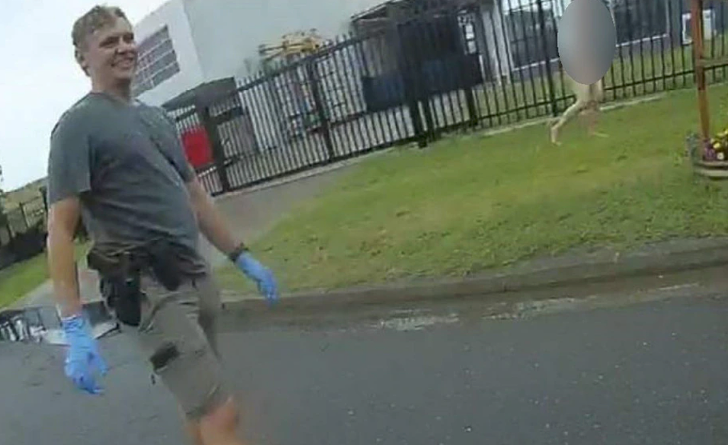 悉尼警员当街殴打裸女，拍视频炫耀！受害者患精神疾病，下体被喷辣椒水，惨遭踹头拖行（视频/组图） - 4
