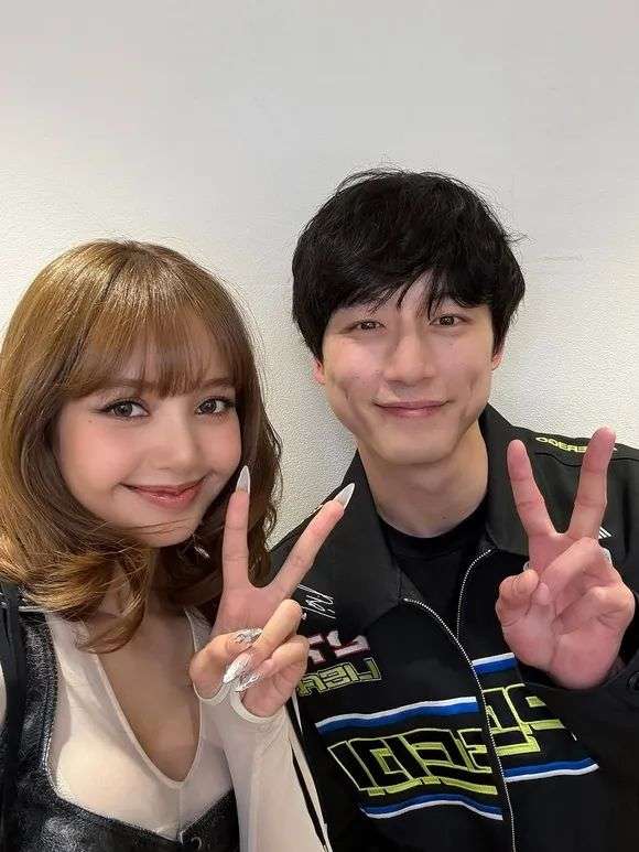 BLACKPINK リサ、坂口健太郎とのオフショットも!2025年上半期の思い出を続々公開(動画あり) - Kstyle