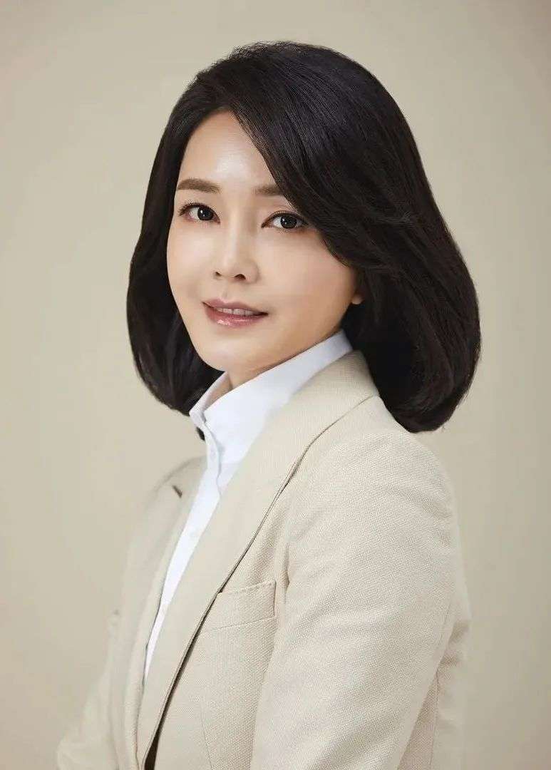 金建希】韓國總統夫人比女明星更美，連美國總統拜登都狂讚！私下卻負評不斷：碩士論文爆抄襲、當過酒店公關？ | Tatler Asia