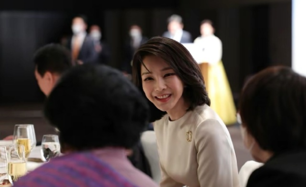 韩国检方首次传唤“第一夫人”金建希，调查操纵股价和收包案 - 西部网（陕西新闻网）
