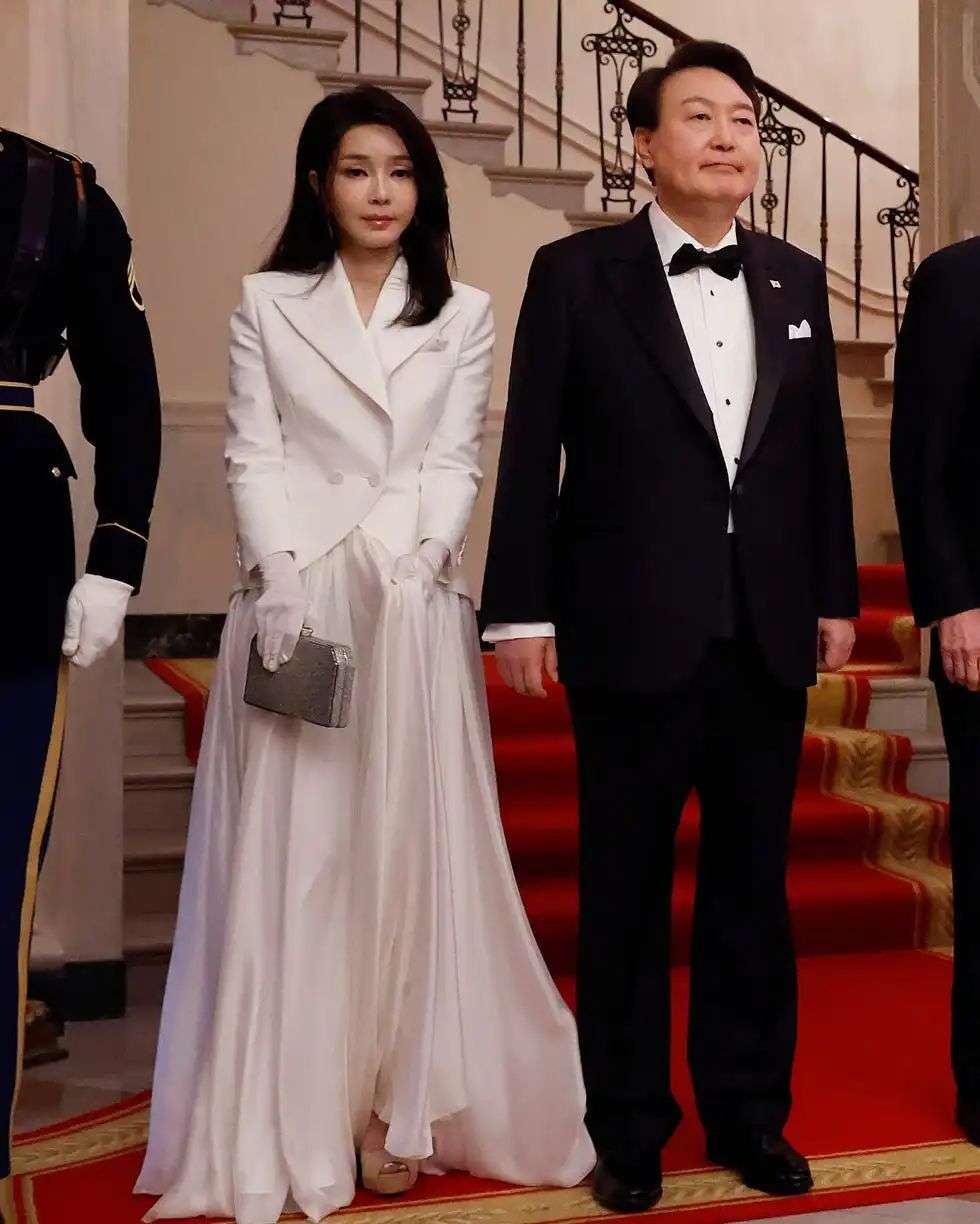 韓國第一夫人金建希戒嚴當晚在醫美？52歲凍齡美貌拜登也說讚，總統尹錫悅竟被逮捕