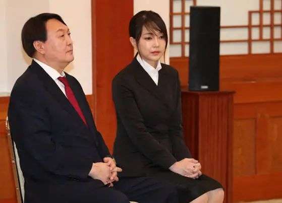 49岁韩国新第一夫人美如女星！穿一身黑色都有少女感，像20多岁_金建_造型_发型