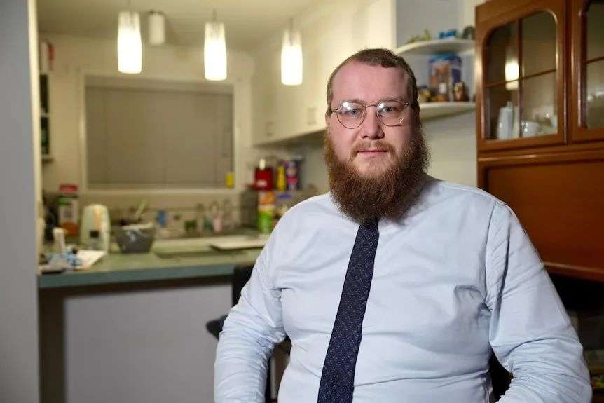 卡梅伦·斯佩丁看着相机