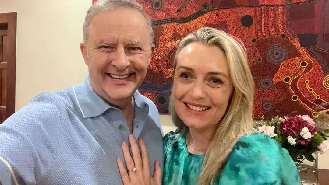 这对情侣已经约会近四年了。