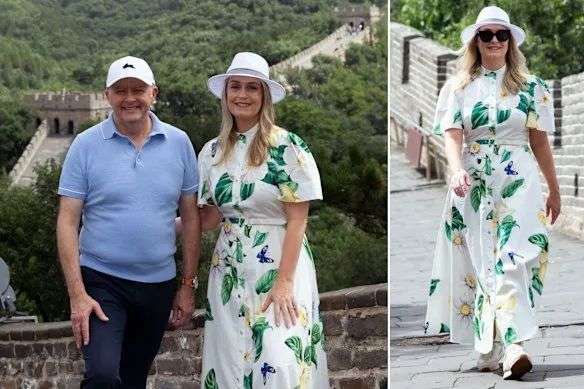 乔迪·海顿 (Jodie Haydon) 身着澳大利亚品牌 Leo Lin 的连衣裙,与未婚夫、澳大利亚总理安东尼·阿尔巴尼斯 (Anthony Albanese) 一起站在中国长城上。