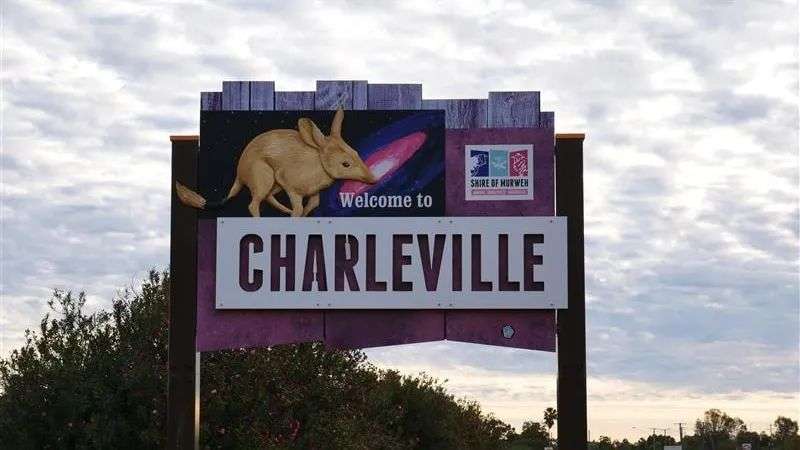 Sign saying 'welcome to Charleville'