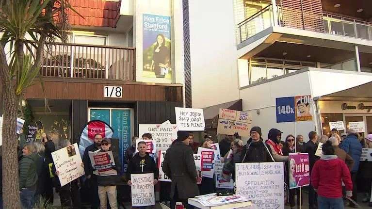 教师们在奥克兰北岸埃里卡·斯坦福的办公室外罢工。