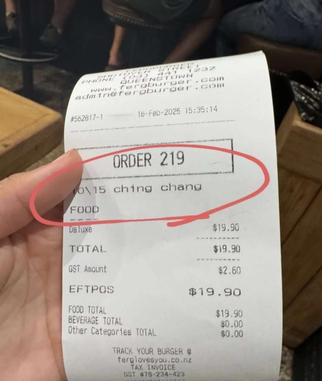 周日向客户出示的费格伯格收据。照片/提供