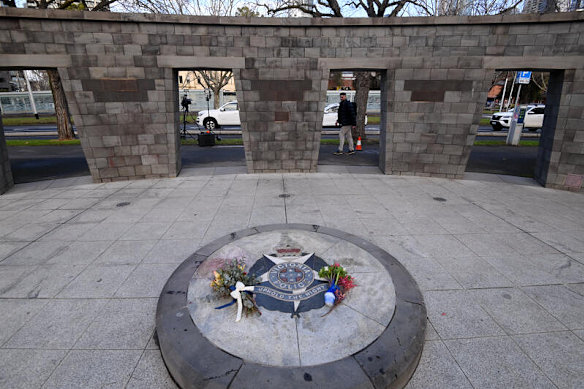 人们在圣基尔达路警察纪念碑前悼念两名牺牲的警察。