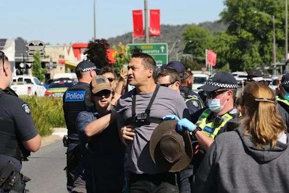 德兹·弗里曼 (Dezi Freeman) 在 2021 年的集会上被捕。