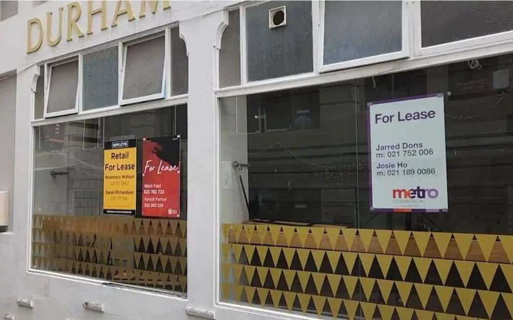 奥克兰皇后街上有空置店铺出租。