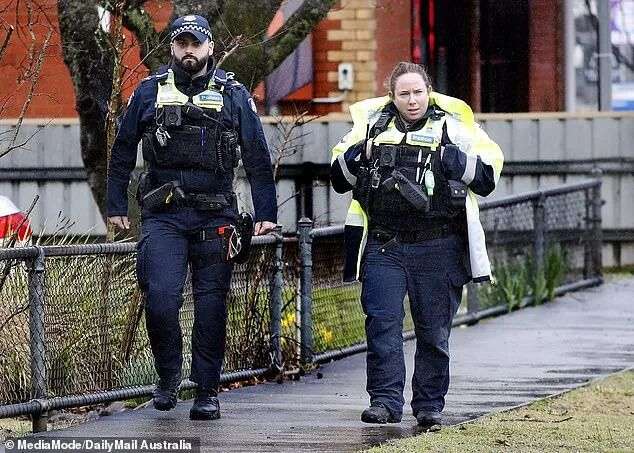 自从枪手弗里曼杀害两名警察以来,学生们首次返回教室,警察在波普卡当地小学巡逻