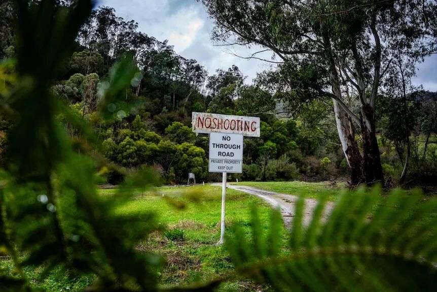 一块土地上禁止射击和私人财产标志。