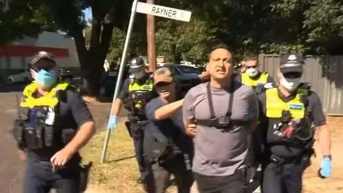 德兹·弗里曼曾于 2021 年在默特尔福德法院外被捕。图片来源:7News