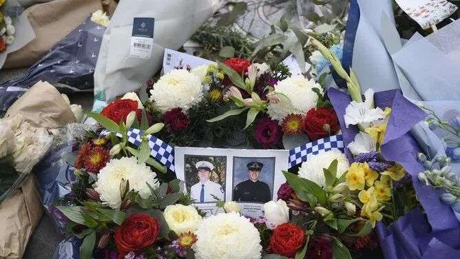 周一,人们在墨尔本警察纪念碑前向两名遇害警察敬献花圈。图片:NewsWire/Andrew Henshaw