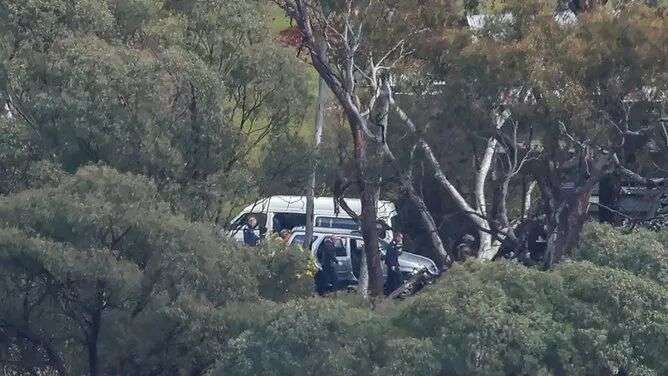 维多利亚州高山地区,警员们正在与极端强风和霜冻作斗争。图片:David Caird / NewsWire