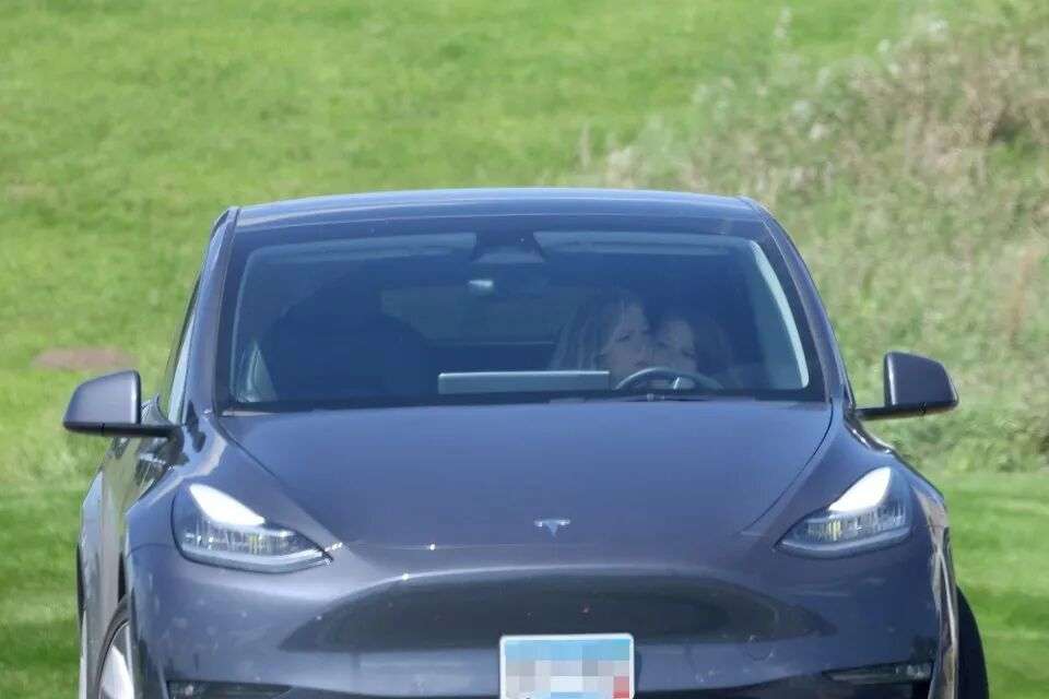 连体双胞胎艾比和布列塔尼·亨塞尔正在驾驶汽车。