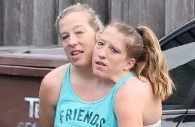 艾比和布列塔尼·亨塞尔在户外穿着绿色衬衫