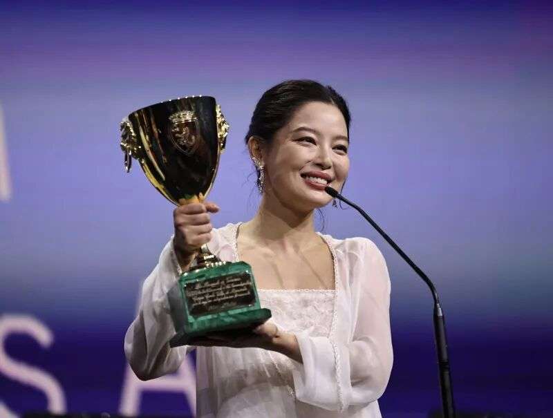 辛芷蕾夺得威尼斯电影节最佳女演员奖(4)