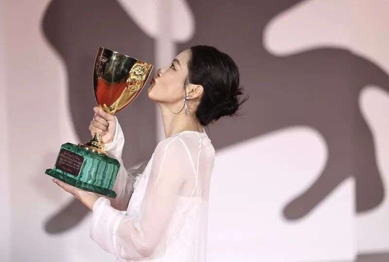 辛芷蕾夺得威尼斯电影节最佳女演员奖(9)