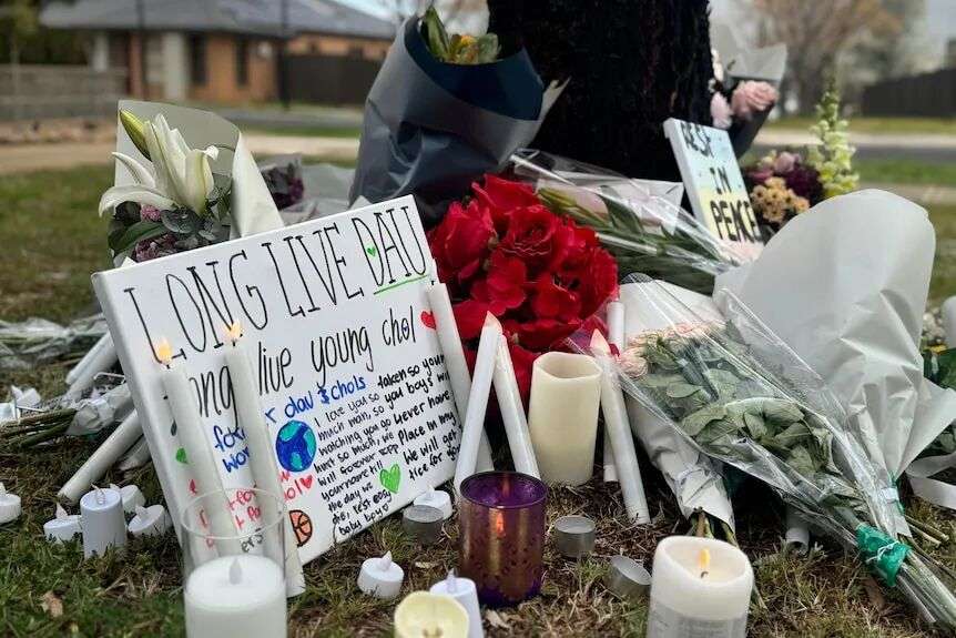 人们留下鲜花、留言和蜡烛,悼念在墨尔本持刀犯罪中丧生的两名男孩