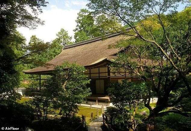 朱婷居住在加州伍德赛德一处价值1.1亿美元的日式风格庄园,位于一条死胡同的尽头,邻居们声称这处房产完全属于埃里森。他们告诉《每日邮报》网站,朱婷很少在家露面。