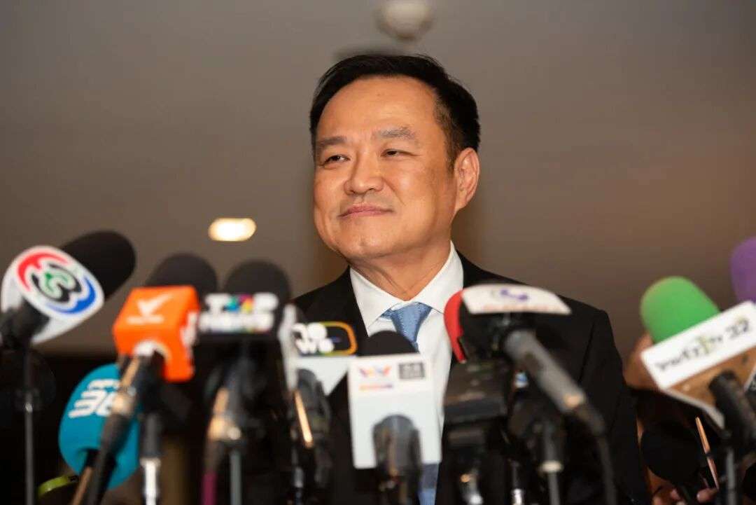 2025年9月5日，泰国曼谷，泰国众议院选举阿努廷为泰国第32任总理后，泰国自豪泰党党首阿努廷在自豪泰党总部举行记者会。视觉中国/图