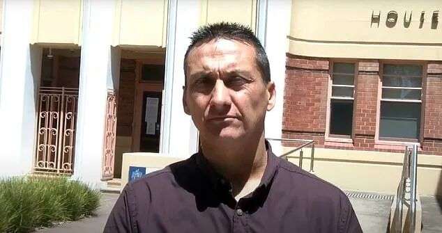 56 岁的弗里曼因涉嫌枪杀两名警察,目前已逃亡 12 天