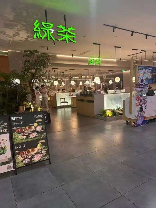 深圳南山一家绿茶餐厅的门店外已没有“无预制菜”的招牌