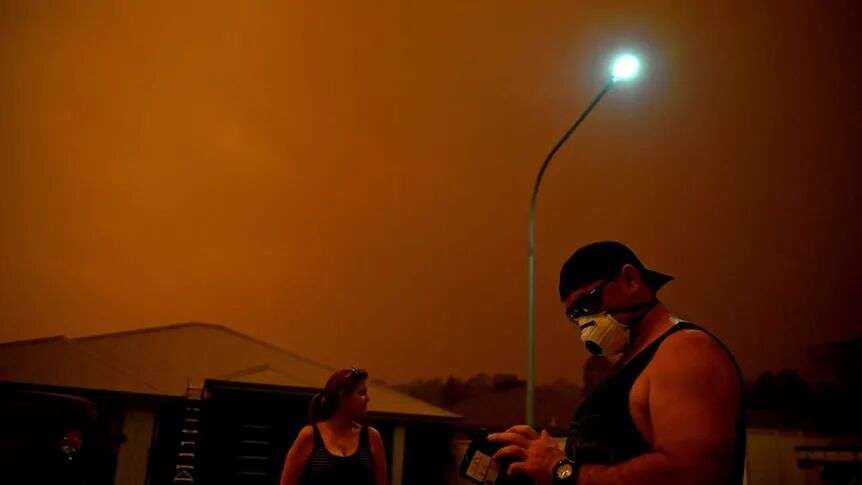 2020-01-04T125940Z_697646168_RC209E9AASYC_RTRMADP_3_AUSTRALIA-BUSHFIRES
