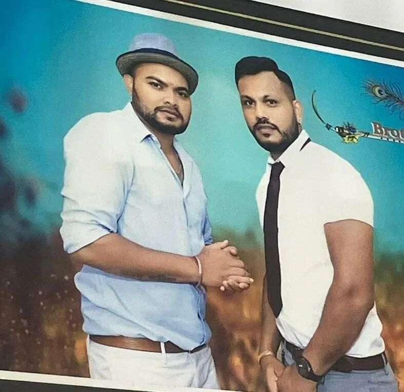 两名男子合影的照片。