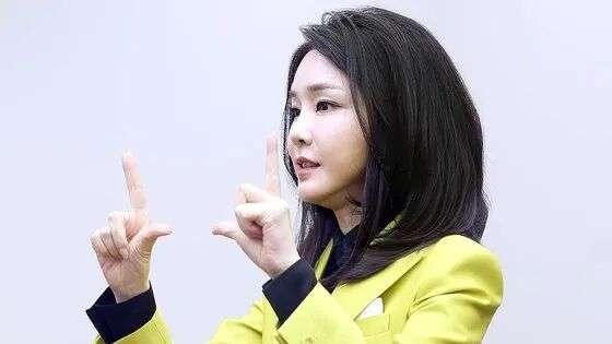 First lady Kim Keon-hee visits school for visually impaired to encourage students < Diplomacy < 기사본문 - The Korea Post