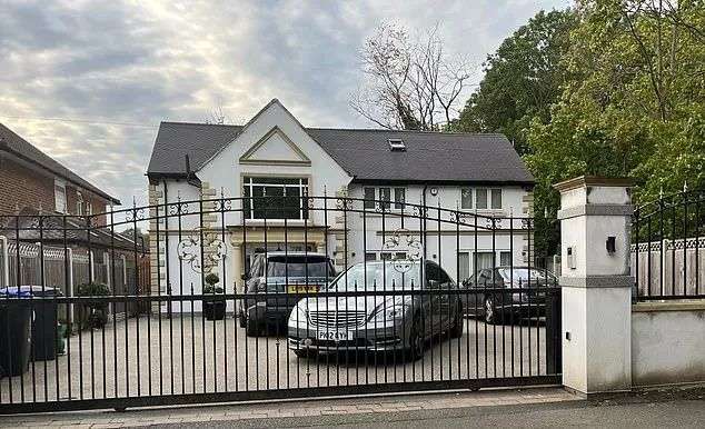 伊夫蒂哈尔在白金汉郡艾弗价值 200 万英镑的豪宅车道上停放着一系列昂贵的汽车,包括路虎揽胜、宾利和劳斯莱斯。