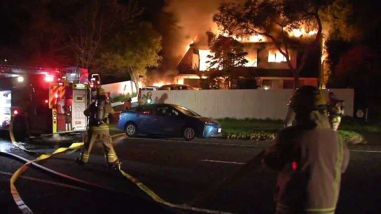 工作人员在奥克兰巴克兰兹海滩火灾现场。