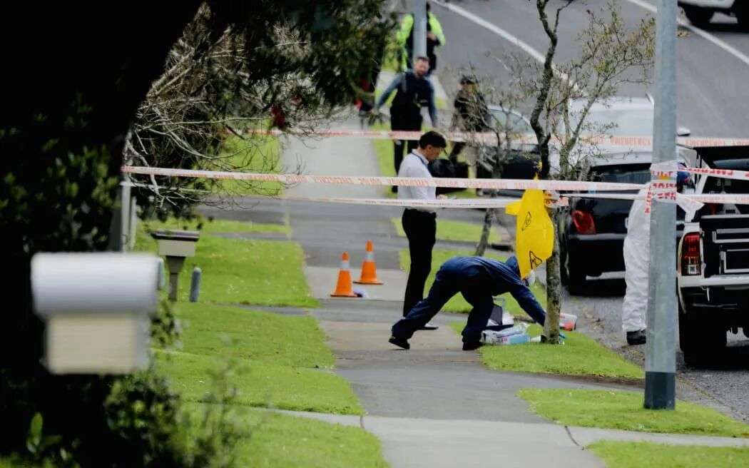 巴克兰兹海滩火灾现场警戒线内的警察。