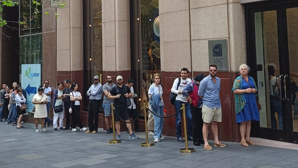 澳洲出现黄金抢购潮！悉尼CBD门店排长队，下午3点仍不见尾（组图） - 2