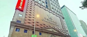 澳门知名娱乐场英皇宫殿宣布停运，老板为英皇集团掌门人杨受成；曾以大堂铺满78公斤千足黄金闻名