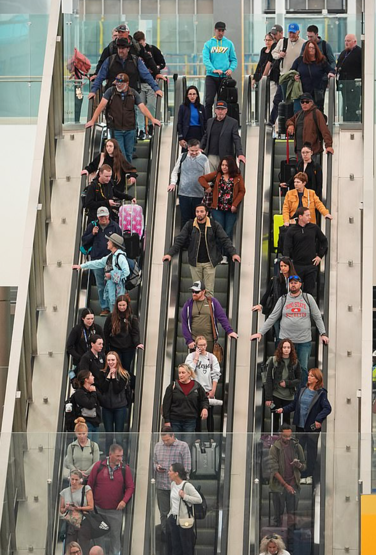 美国40座机场瘫痪、数千航班取消！政府停摆风暴从国会蔓延到天空