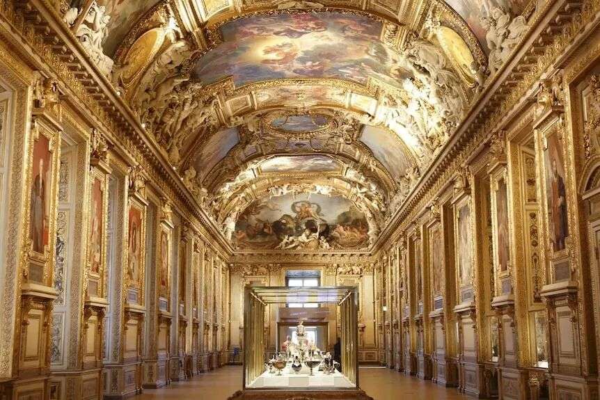 The gallery's walls and ceiling are gilded so the room appears as bright gold in every way
