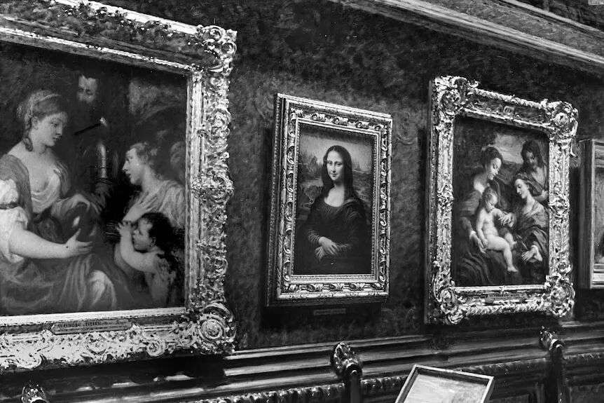 A black and white photo of the Mona Lisa painting hanging on display in the Louvre