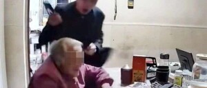 55岁男子殴打92岁母亲被刑拘，邻居称老母亲曾拿500元想保儿子回家：宠得不得了，他要什么就给什么