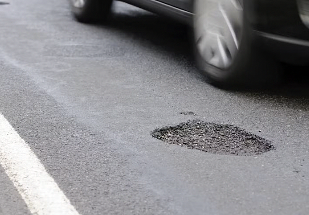 1天内28辆车“中招”！澳洲最“坑”道路就是它，政府部门相互“踢皮球”（组图） - 3