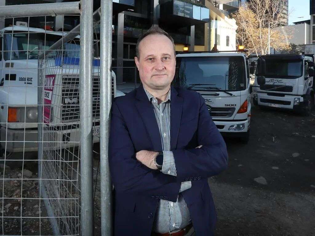 南岸居民协会主席托尼·佩纳在袭击发生后不久便抵达现场。图片：丽贝卡·迈克尔