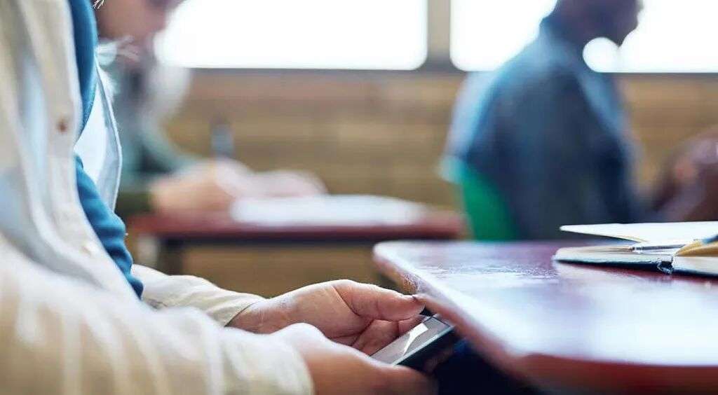 “一键脱衣App”风靡澳洲校园！师生AI裸照疯传，受害者被逼到自杀（组图） - 4