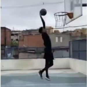 巴西17岁少年在朋友面前秀扣篮，下一秒篮架倒塌被砸头身亡