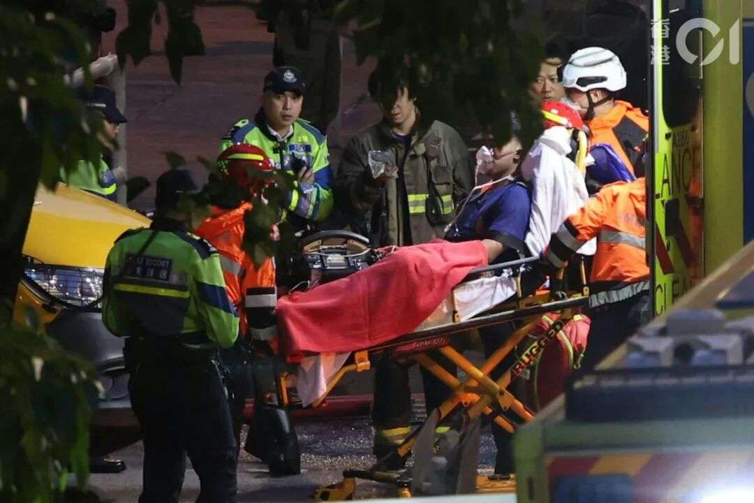 傍晚近6時，再有一名消防員送院。（梁偉權攝）