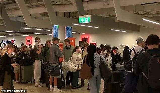 周六上午，墨尔本机场出现排队现象。