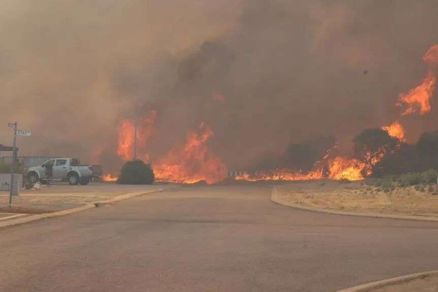 郊区街道附近燃起熊熊山火。