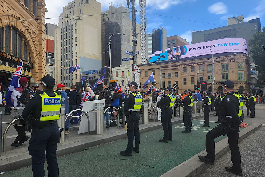 墨尔本CBD再次爆发反移民游行！一国党党魁到场力挺，大批警员维持秩序（组图） - 3
