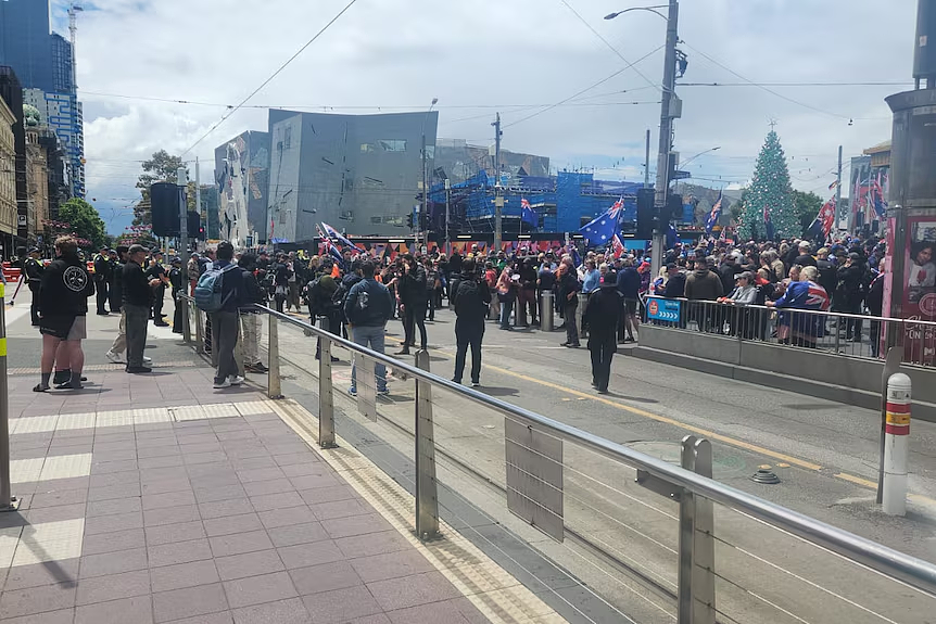 墨尔本CBD再次爆发反移民游行！一国党党魁到场力挺，大批警员维持秩序（组图） - 11
